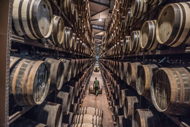 Racked Warehouse KI-generiert