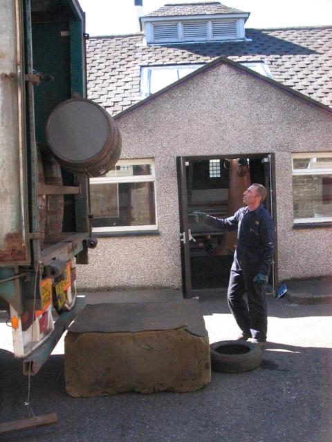 Fass beim Transport zur Benriach Distillery