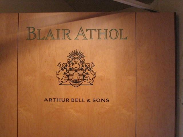 Firmenschild der Blair Athol Distillery