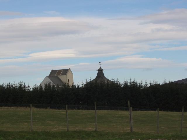 Braeval Distillery aus der Ferne