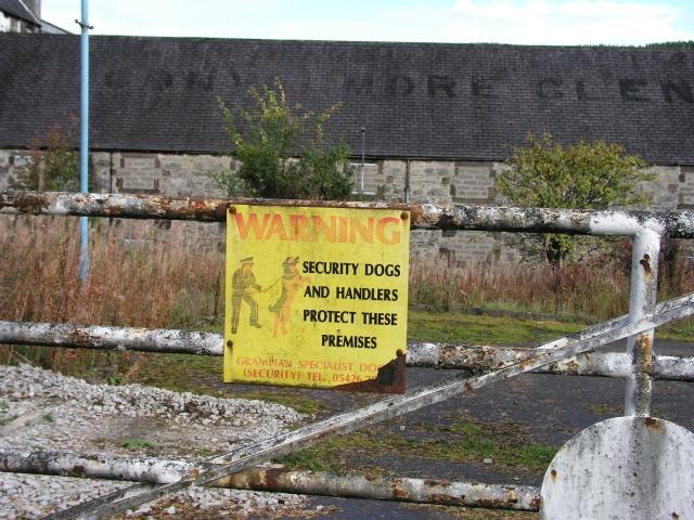 Warnschild vor dem Gelände der ehemaligen Convalmore Distillery