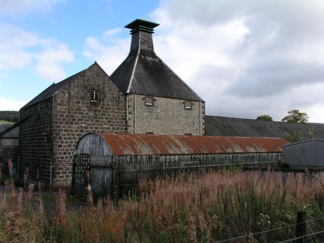 Historisches Gebäude mit Pagodendach auf dem Gelände der Convalmore Distillery