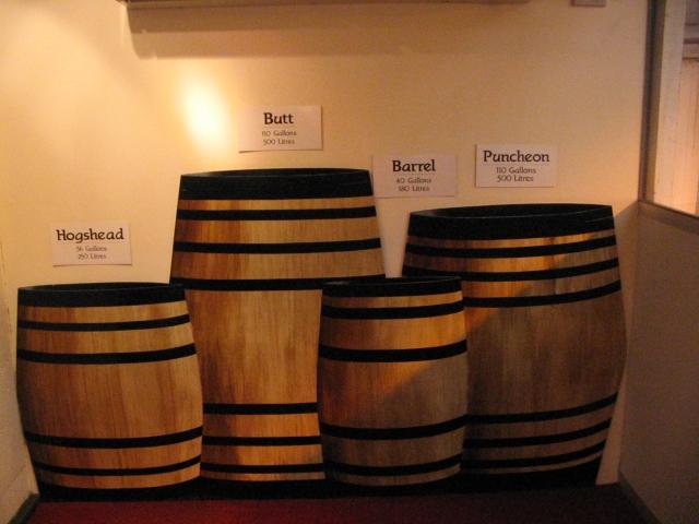 Ausstellung verschiedener Fassgrößen und Fasstypen