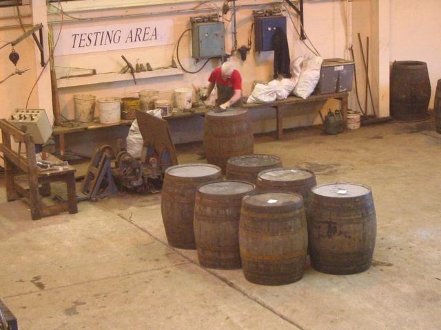 Prüfbereich der Speyside Cooperage mit mehreren Holzfässern