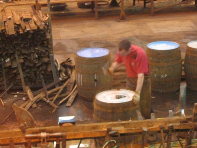 Arbeitsschritt beim Fassbau in der Speyside Cooperage