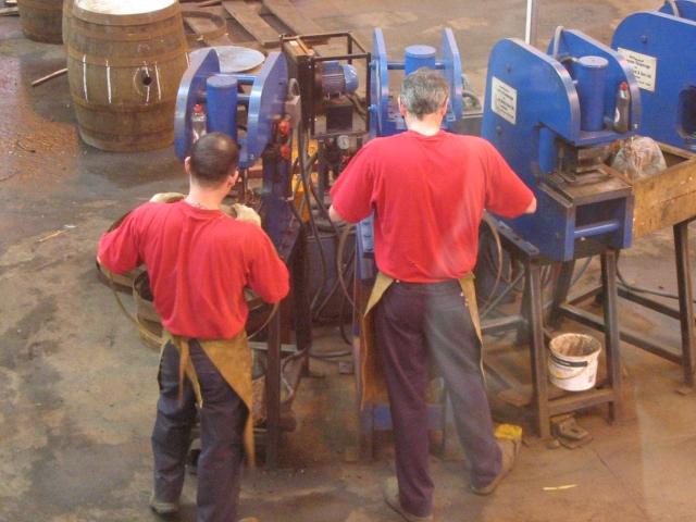 Weitere handwerkliche Arbeit an einem Fass