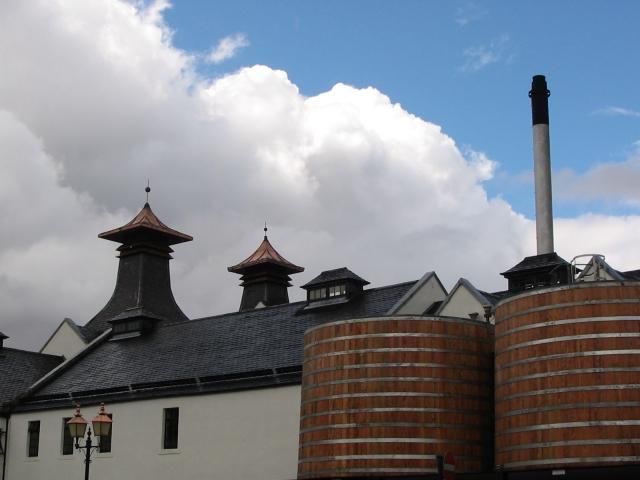 Dalwhinnie Distillery mit Pagodendächern und großen Holzbehältern
