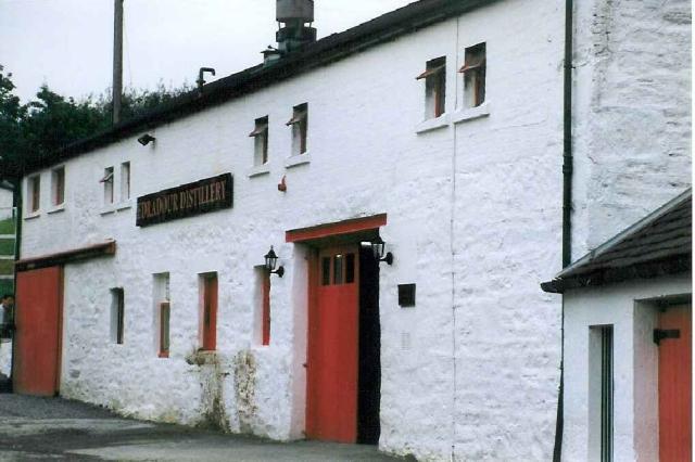 Gebäude auf dem Gelände der Edradour Distillery