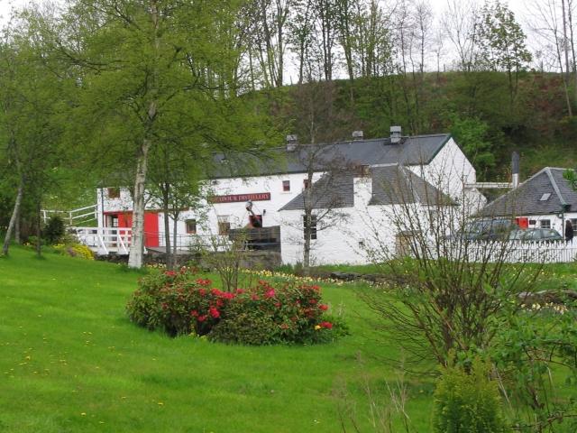 Blick auf die Edradour Distillery aus der Ferne