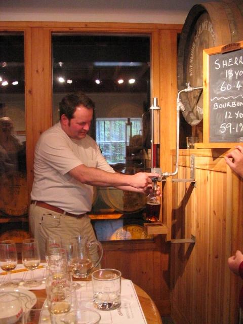 Whiskyabfüllung am Fasszapfhahn aus nächster Nähe