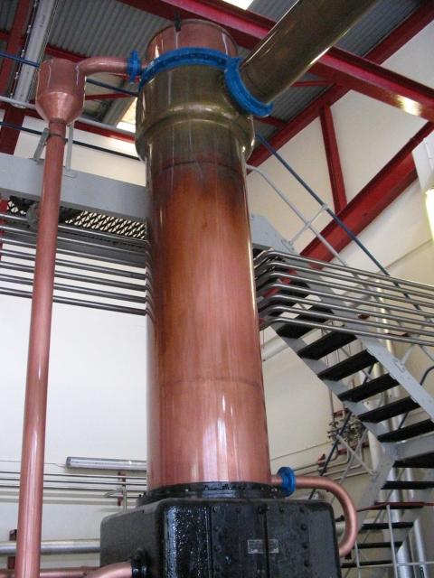 Kupferne und metallene Leitungen der Kondensationsanlage bei Glendullan