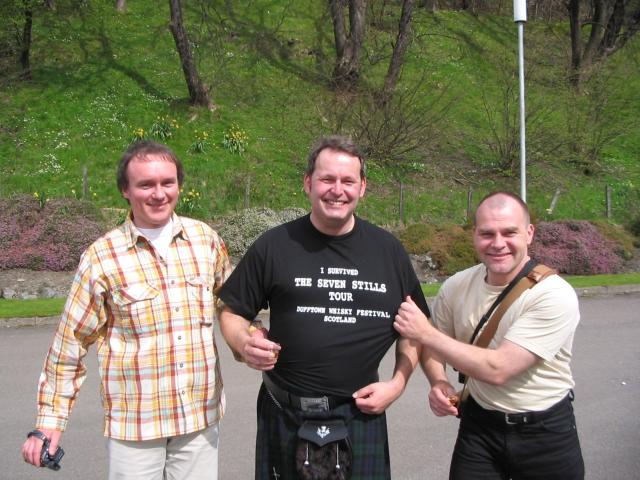 Drei Teilnehmer der Seven Stills Tour vor der Glendullan Distillery