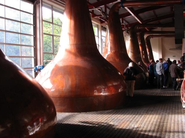 Reihe von Brennblasen in der Glendullan Distillery