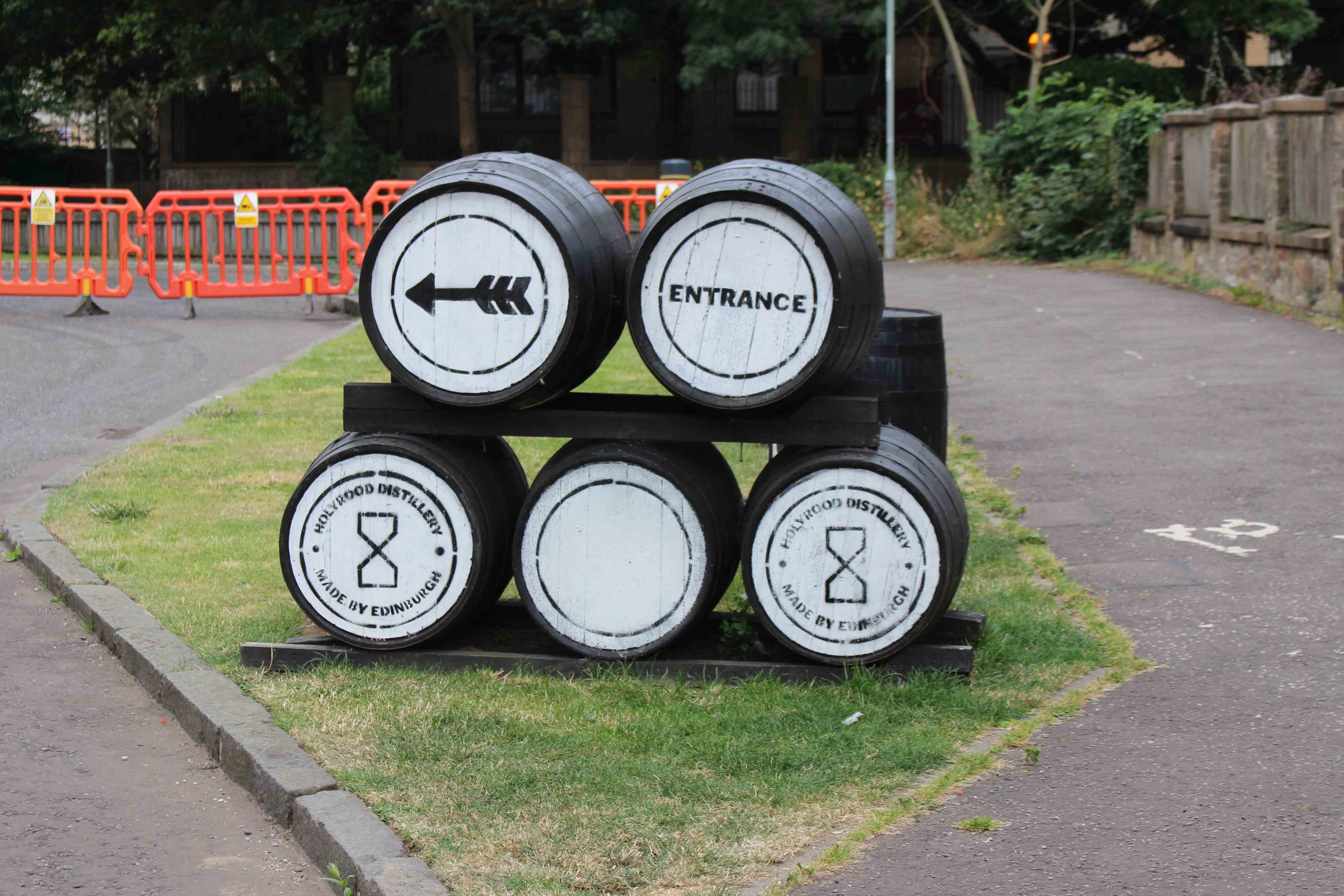Fässer vor der Holyrood Distillery
