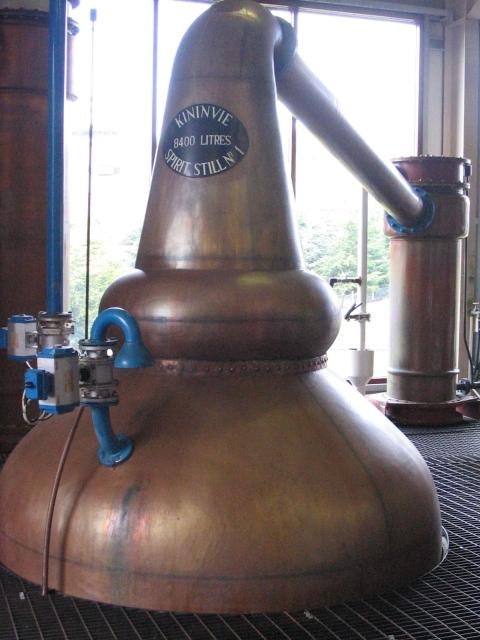 Spirit Still der Kininvie Distillery mit Größenangabe