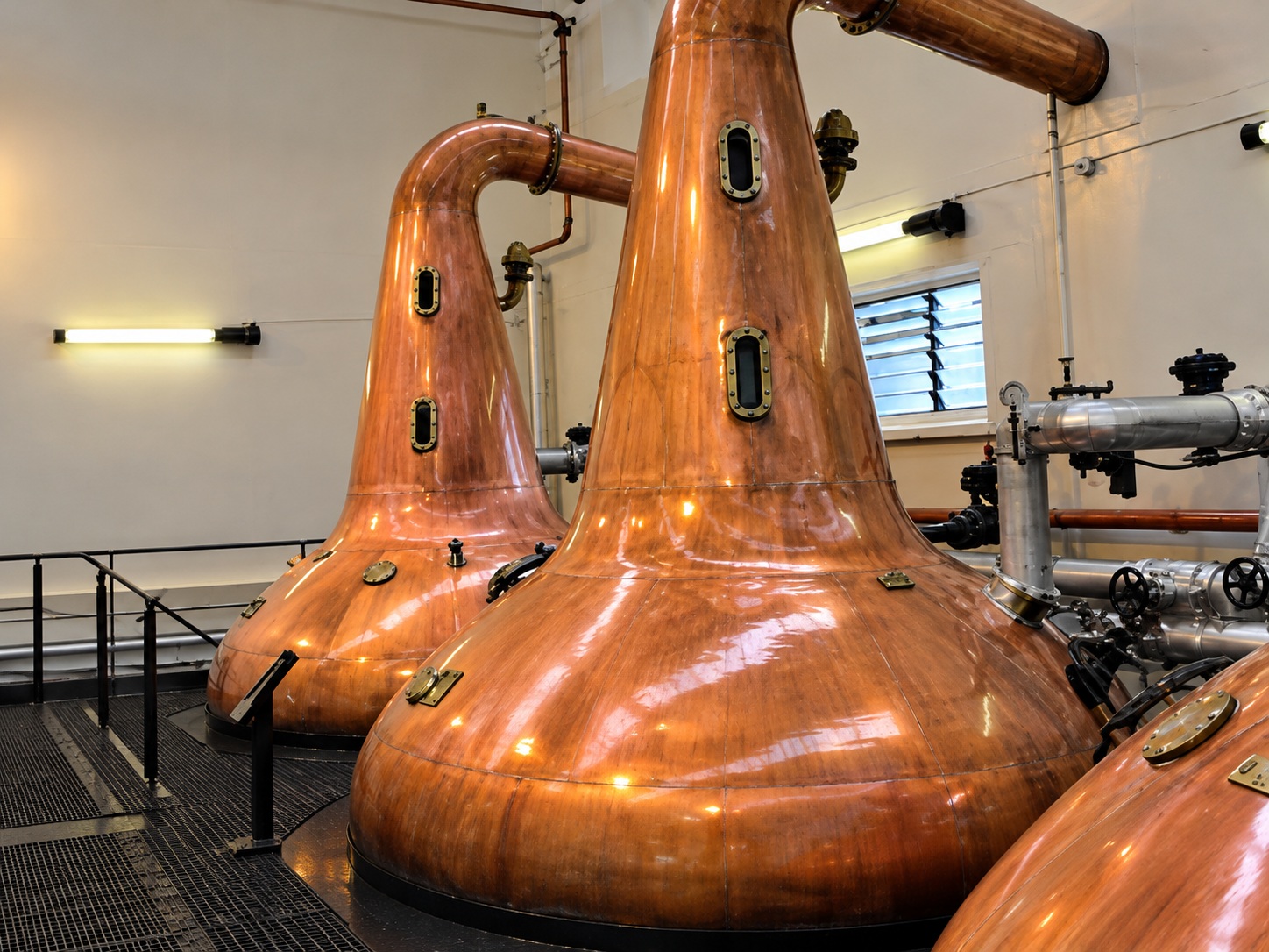 Kupferne Brennblasen der Longmorn Distillery aus der Nähe