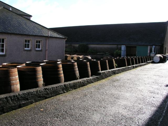 Reihe von Whiskyfässern auf dem Gelände der Macallan Distillery