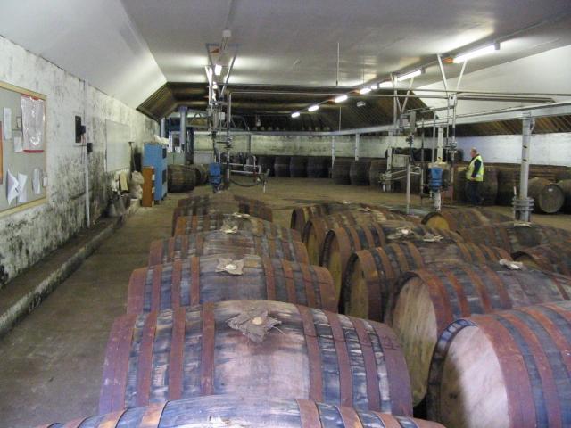 Whiskyfässer in einem Arbeitsbereich der Macallan Distillery