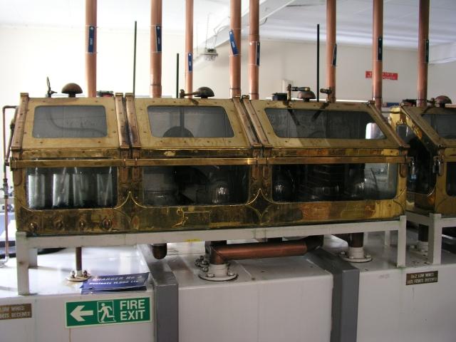 Spirit Safe der Mortlach Distillery aus der Nähe