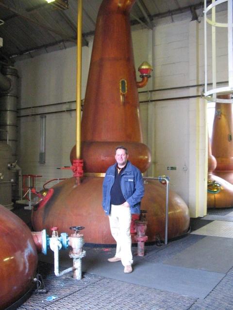 Besucher vor einer Brennblase der Tomintoul Distillery